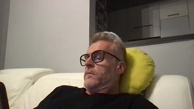 Snapshot of Axl_hot chatting on May 6, 2026, 8:02 pm Axl hot online show from May 6, 2026, 8:02 pm