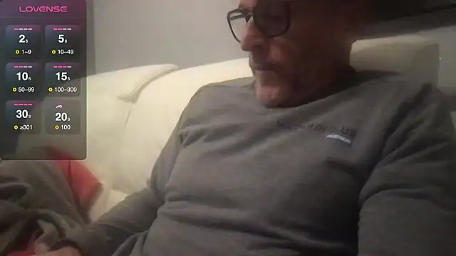 Axl hot online show from October 10, 2025, 7:58 pm