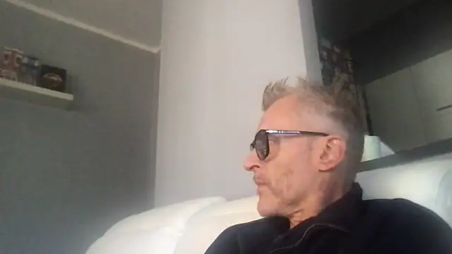 Axl hot online show from September 28, 2025, 12:45 pm