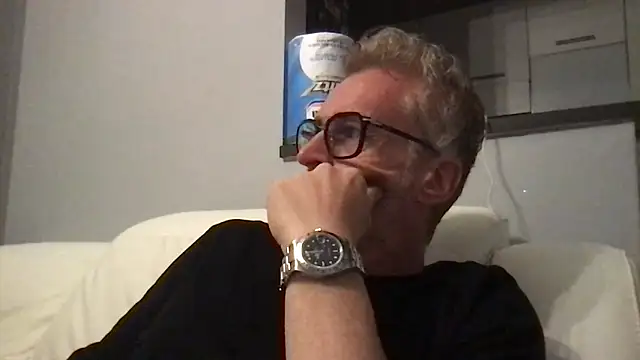 Snapshot of Axl_hot chatting on April 22, 2026, 8:59 pm Axl hot online show from April 22, 2026, 8:59 pm