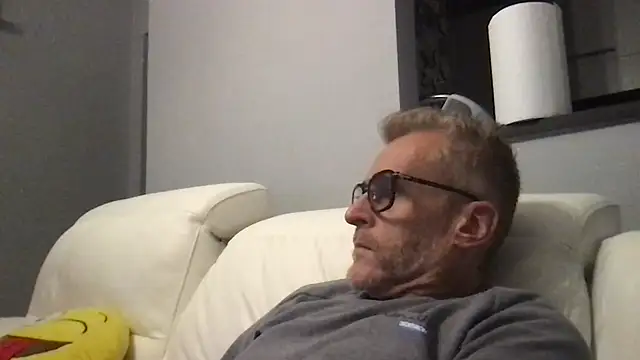 Axl hot online show from November 14, 2025, 8:56 pm