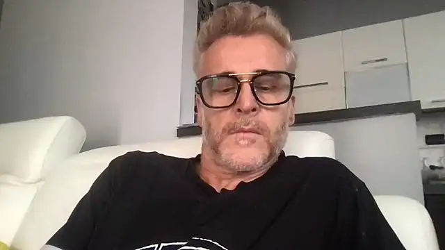 Snapshot of Axl_hot chatting on June 2, 2026, 10:15 am Axl hot online show from June 2, 2026, 10:15 am