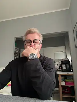 Axl hot online show from March 2, 2026, 8:32 am