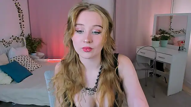 Snapshot of Astra_mluse chatting on September 25, 2025, 9:32 pm Astra mluse online show from September 25, 2025, 9:32 pm