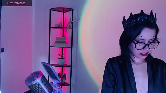 girldom online show from September 9, 2025, 3:21 pm