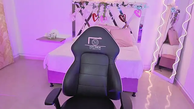 ZURY TAY online show from October 22, 2025, 11:53 am