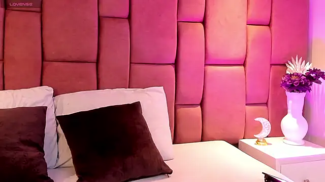 AlannaJonnes online show from September 18, 2025, 8:23 pm