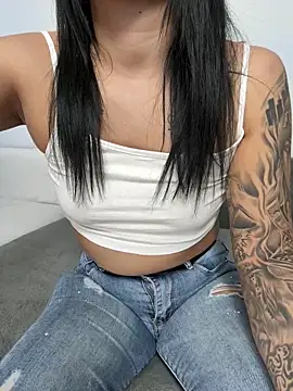 MiaKiittyy online show from September 28, 2025, 3:52 pm