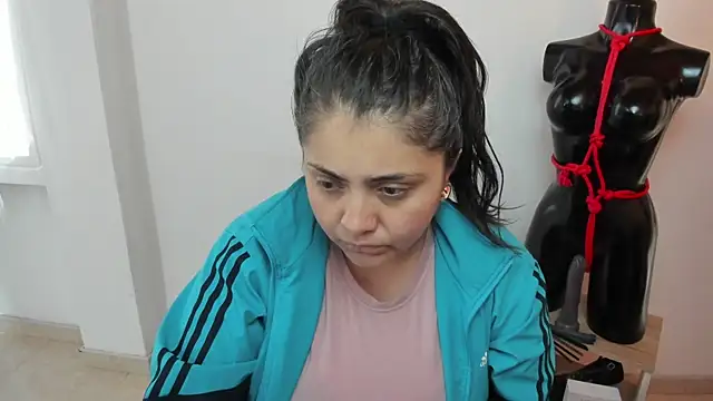 TifanyAmazinng online show from September 17, 2025, 12:18 pm