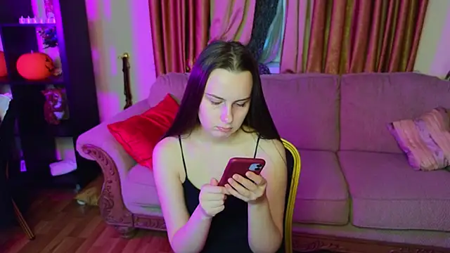 Kelly Cartier online show from November 5, 2025, 11:24 am