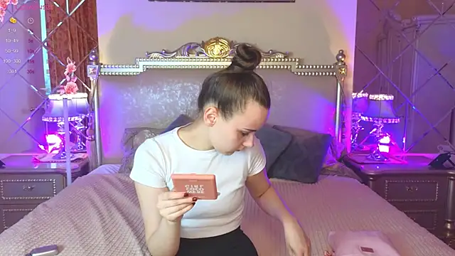 Kelly Cartier online show from October 9, 2025, 12:06 pm