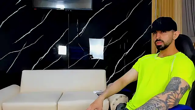 giannis090 online show from May 17, 2026, 5:18 am