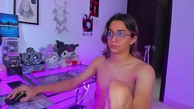 Snapshot of KeitaMoon chatting on February 18, 2026, 7:43 pm KeitaMoon online show from February 18, 2026, 7:43 pm