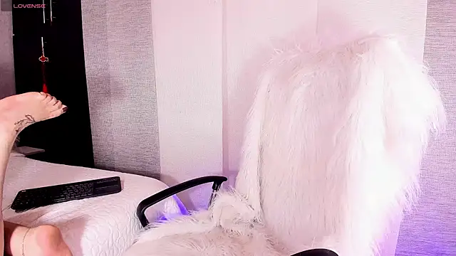 LolaRoberts  online show from September 12, 2025, 3:39 am