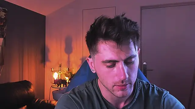 Oscar Miller  online show from October 5, 2025, 9:05 pm