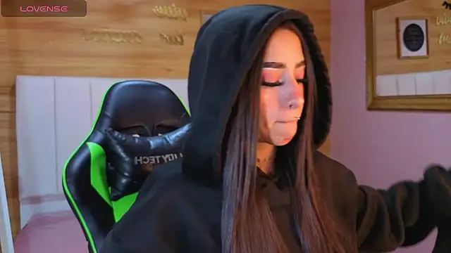 Snapshot of Abril_Velvet_a_ chatting on November 28, 2025, 7:58 pm Abril Velvet a online show from November 28, 2025, 7:58 pm