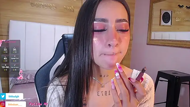 Snapshot of Abril_Velvet_a_ chatting on October 8, 2025, 1:01 pm Abril Velvet a online show from October 8, 2025, 1:01 pm