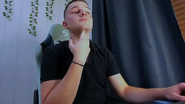 Snapshot of Your_Claddagh chatting on October 19, 2025, 2:53 pm Your Claddagh online show from October 19, 2025, 2:53 pm