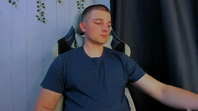 Snapshot of Your_Claddagh chatting on October 17, 2025, 7:48 pm Your Claddagh online show from October 17, 2025, 7:48 pm