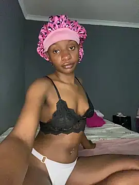 Snapshot of LonelyQueenxx25 chatting on February 1, 2026, 6:17 pm LonelyQueenxx25 online show from February 1, 2026, 6:17 pm