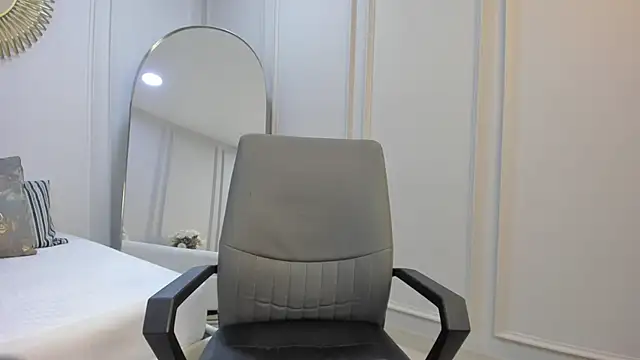 CharlotteBrownn  online show from October 7, 2025, 1:28 am