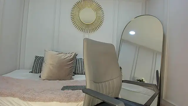 CharlotteBrownn  online show from September 22, 2025, 1:22 am