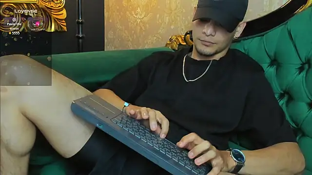 AlessandroKiing online show from July 14, 2026, 8:04 pm