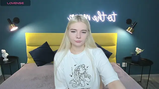 RuthBryant online show from September 20, 2025, 1:32 am