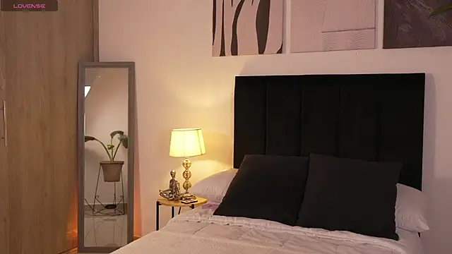 izzyvega   online show from March 25, 2026, 12:33 am