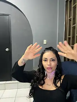 Snapshot of laura_luxe chatting on May 23, 2026, 7:35 pm laura luxe online show from May 23, 2026, 7:35 pm