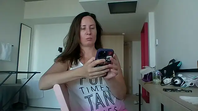 ALICAINWONDERLAND online show from September 14, 2025, 9:42 am