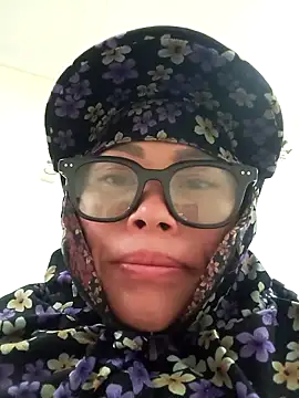 CoMay003 online show from November 26, 2025, 6:13 am