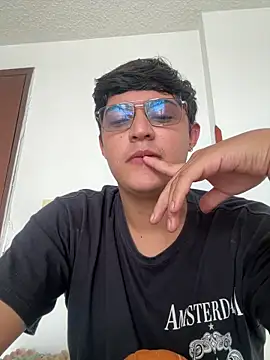 yesitwink  online show from April 6, 2026, 2:18 pm