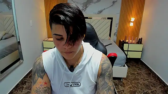 KAROLLJONES1 online show from March 4, 2026, 7:32 pm