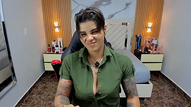 KAROLLJONES1 online show from November 22, 2025, 7:46 pm