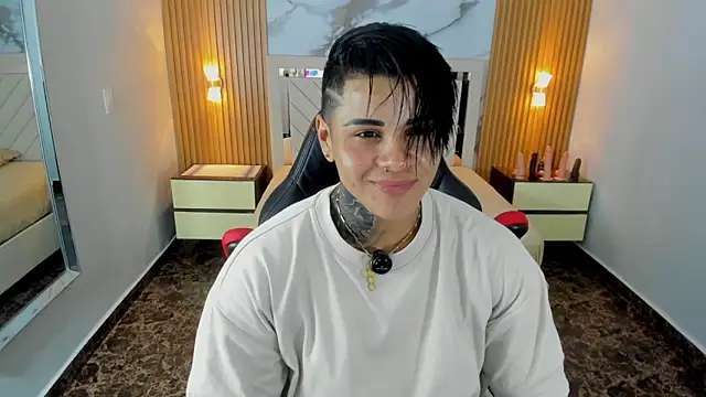 Snapshot of KAROLLJONES1 chatting on June 19, 2026, 7:20 pm KAROLLJONES1 online show from June 19, 2026, 7:20 pm