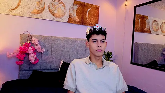 Room 69x online show from September 22, 2025, 12:44 pm