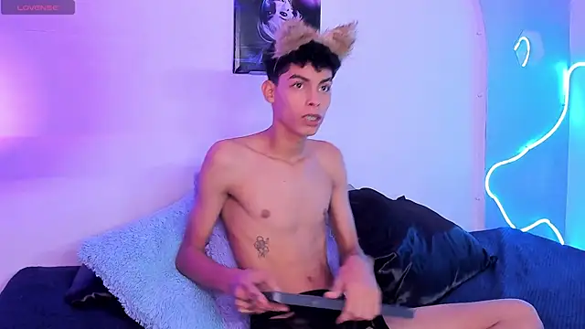 Room 69x online show from September 18, 2025, 12:19 pm