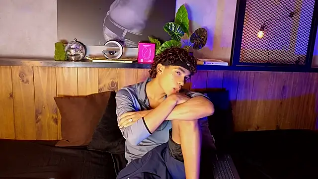 AlanCutee online show from April 16, 2026, 9:39 pm