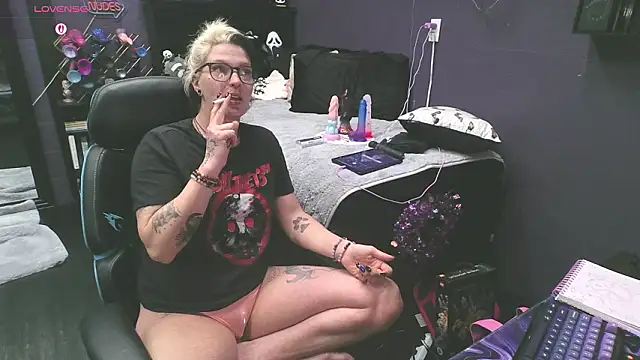 Snapshot of oddywithabody chatting on February 24, 2026, 8:37 am oddywithabody online show from February 24, 2026, 8:37 am