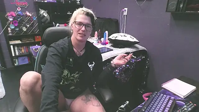 Snapshot of oddywithabody chatting on February 19, 2026, 7:16 am oddywithabody online show from February 19, 2026, 7:16 am