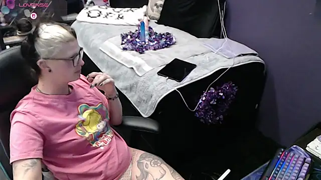 Snapshot of oddywithabody chatting on February 12, 2026, 5:51 am oddywithabody online show from February 12, 2026, 5:51 am