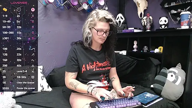 Snapshot of oddywithabody chatting on November 29, 2025, 6:13 am oddywithabody online show from November 29, 2025, 6:13 am