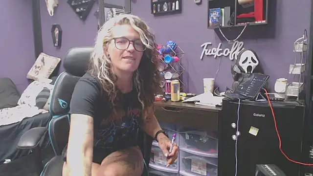 Snapshot of oddywithabody chatting on October 13, 2025, 7:10 am oddywithabody online show from October 13, 2025, 7:10 am