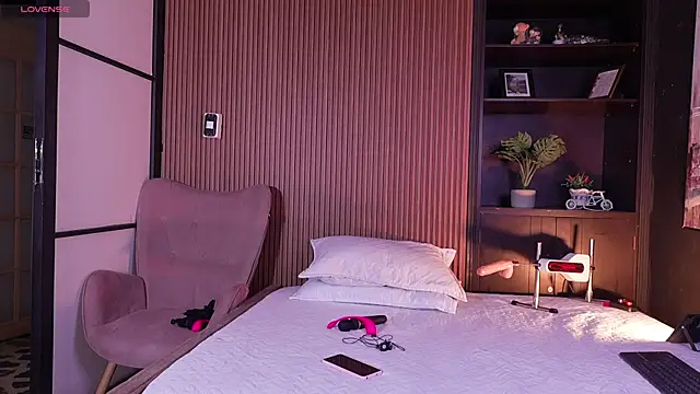 SamaraAnders  online show from December 14, 2025, 5:35 am