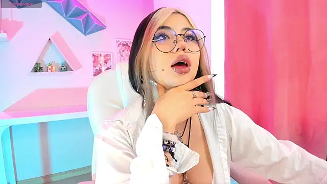 Snapshot of pinkk_deemon chatting on October 18, 2025, 2:08 pm pinkk deemon online show from October 18, 2025, 2:08 pm