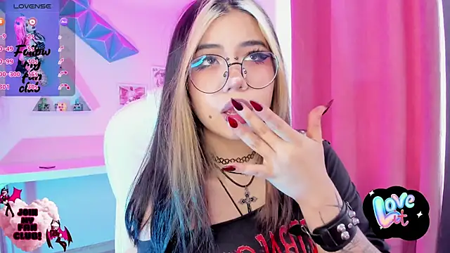 Snapshot of pinkk_deemon chatting on November 21, 2025, 2:27 pm pinkk deemon online show from November 21, 2025, 2:27 pm