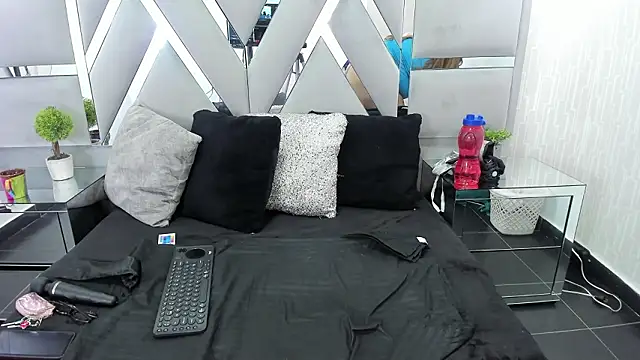 MonzerratBoyer online show from March 28, 2026, 7:15 pm