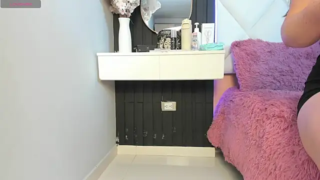 veronica hill  online show from September 21, 2025, 12:10 pm