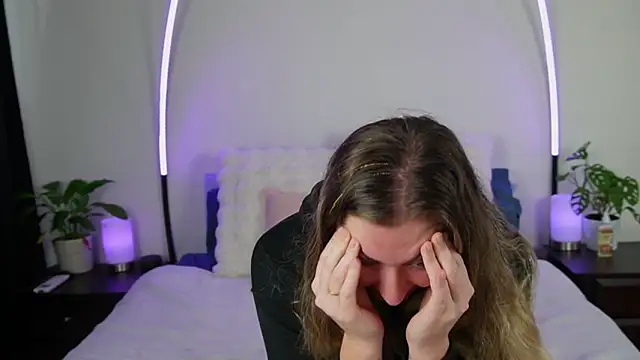 louiseberkeley online show from October 7, 2025, 12:44 am